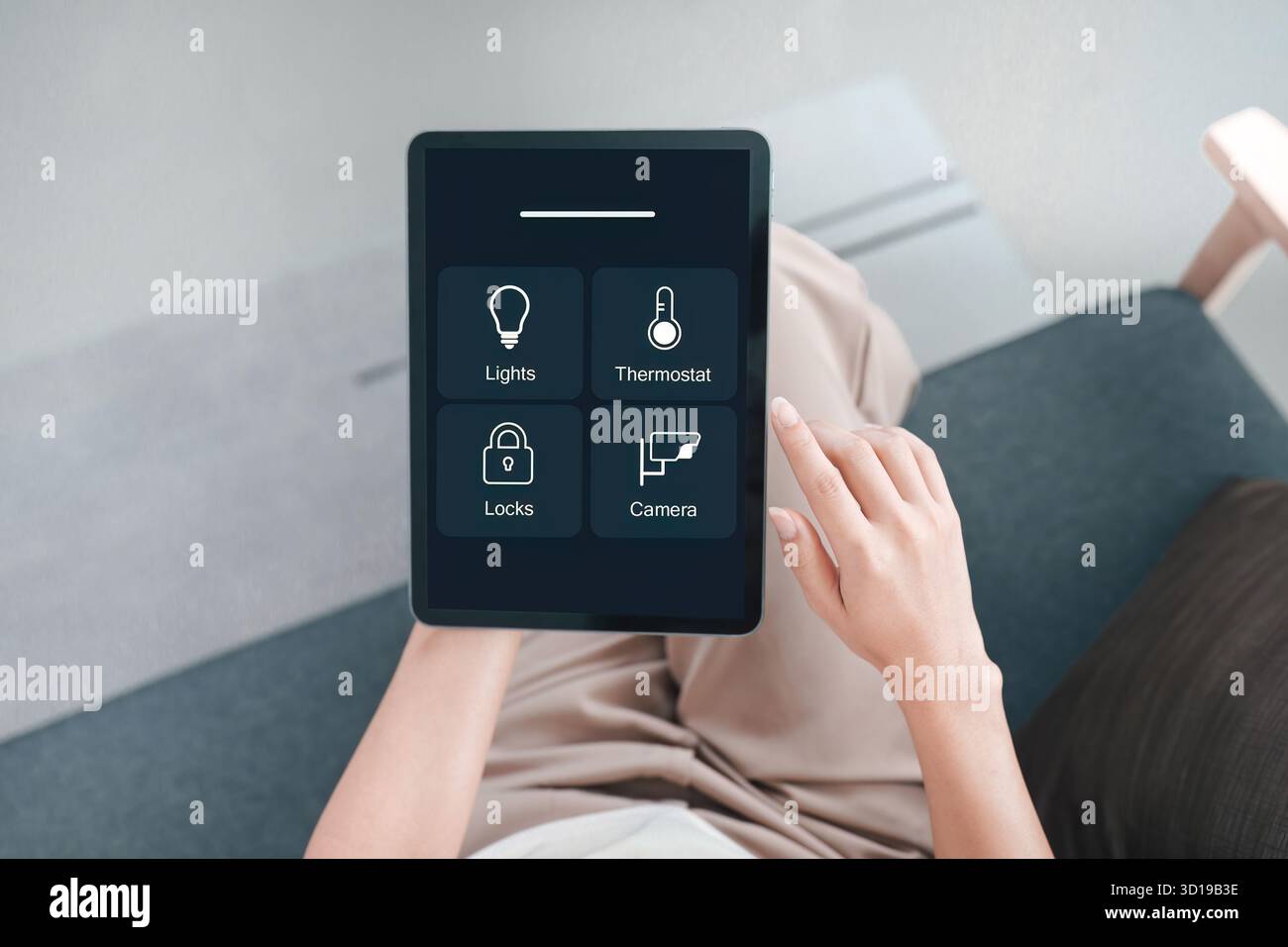 Smart Home Control. Utenti che gestiscono i dispositivi con l'interfaccia tablet. Foto Stock