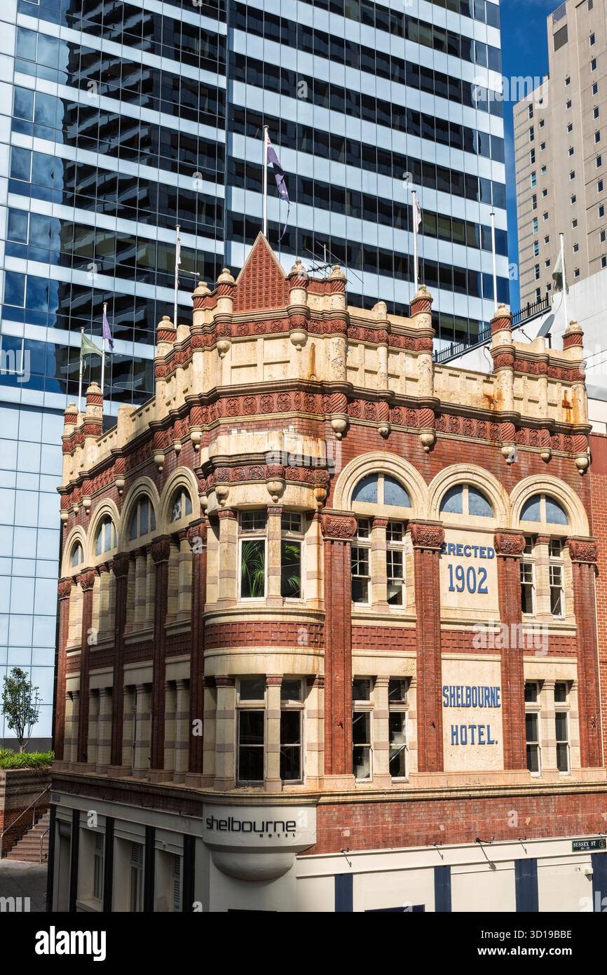 Il vecchio Shelbourne Hotel (1902) è circondato da moderni grattacieli a Sydney, nuovo Galles del Sud, Australia Foto Stock
