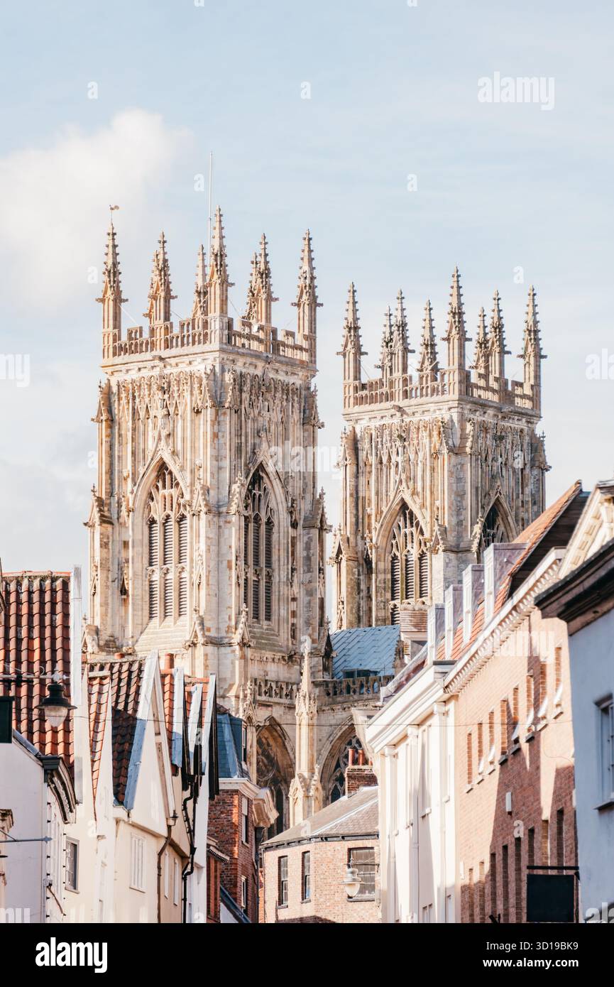 Le torri di York Minster ('Cathedral and MetroPolitical Church of Saint Peter in York'), York, North Yorkshire, Inghilterra, Regno Unito Foto Stock