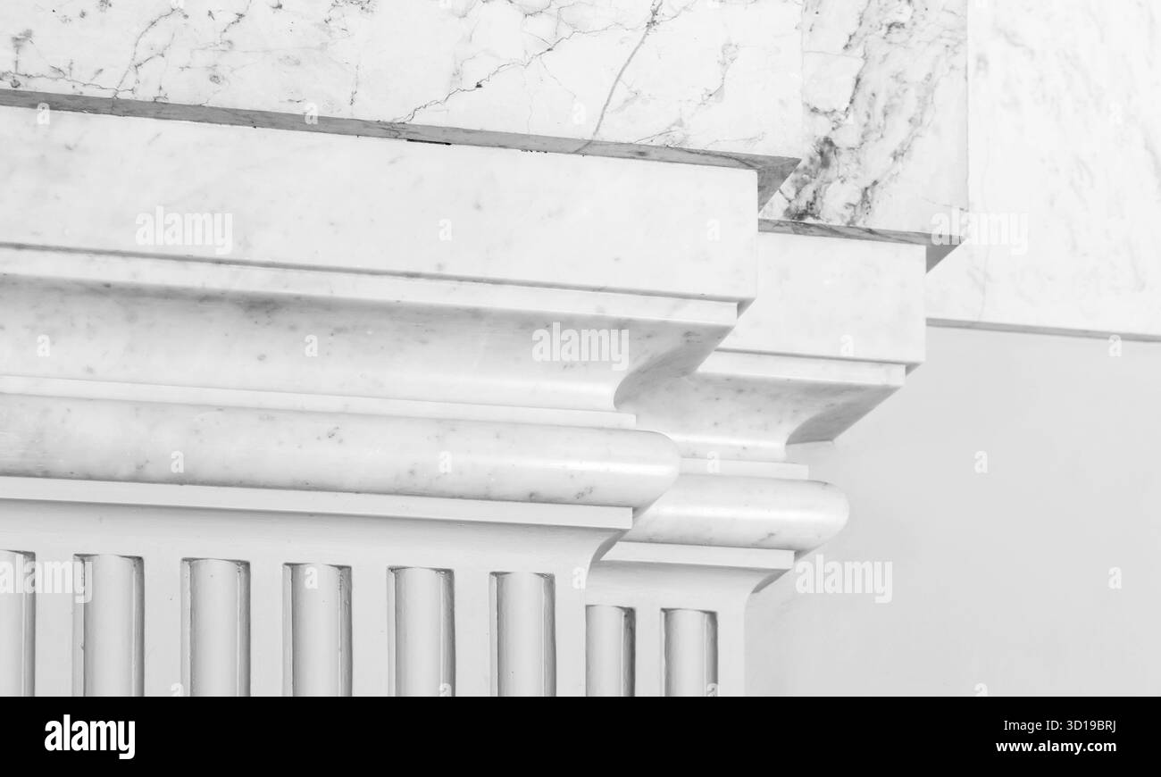 Interni classici, frammento fotografico astratto in bianco e nero. Colonne decorative con portico in marmo Foto Stock
