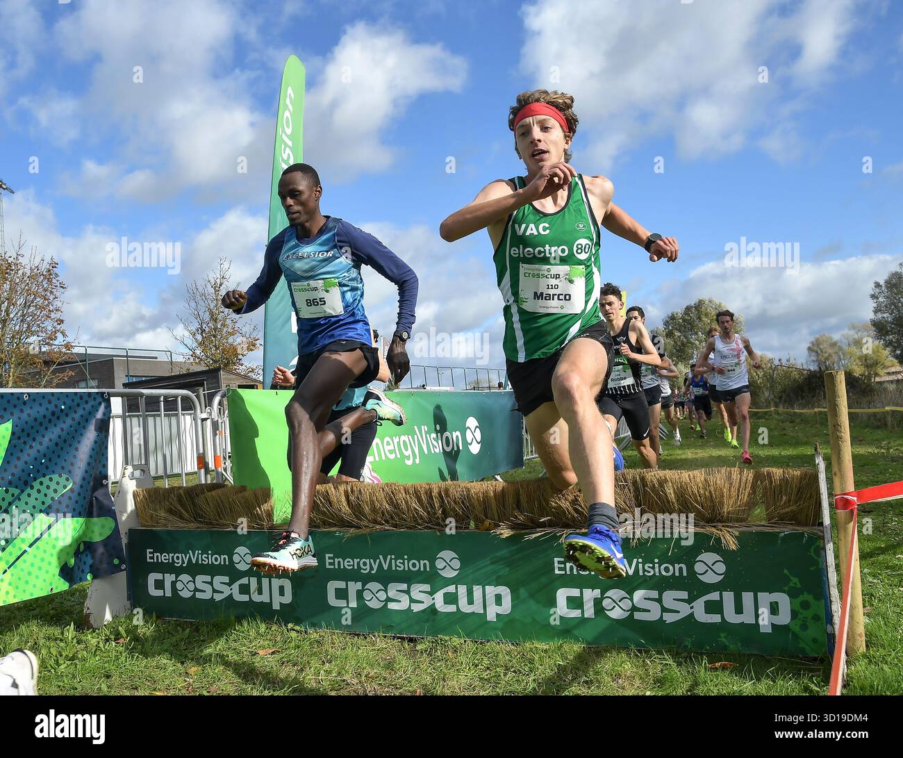 Roeselare, Belgio, il 26 ottobre 2025. Nimubona Patrick (865) del Burundi, terzo nella gara maschile senior alla lotto Cross Cup di Roeselare, Belgio, il 26 ottobre 2025. Foto di Gary Mitchell/Alamy Live News Credit: Gary Mitchell, GMP Media/Alamy Live News Foto Stock