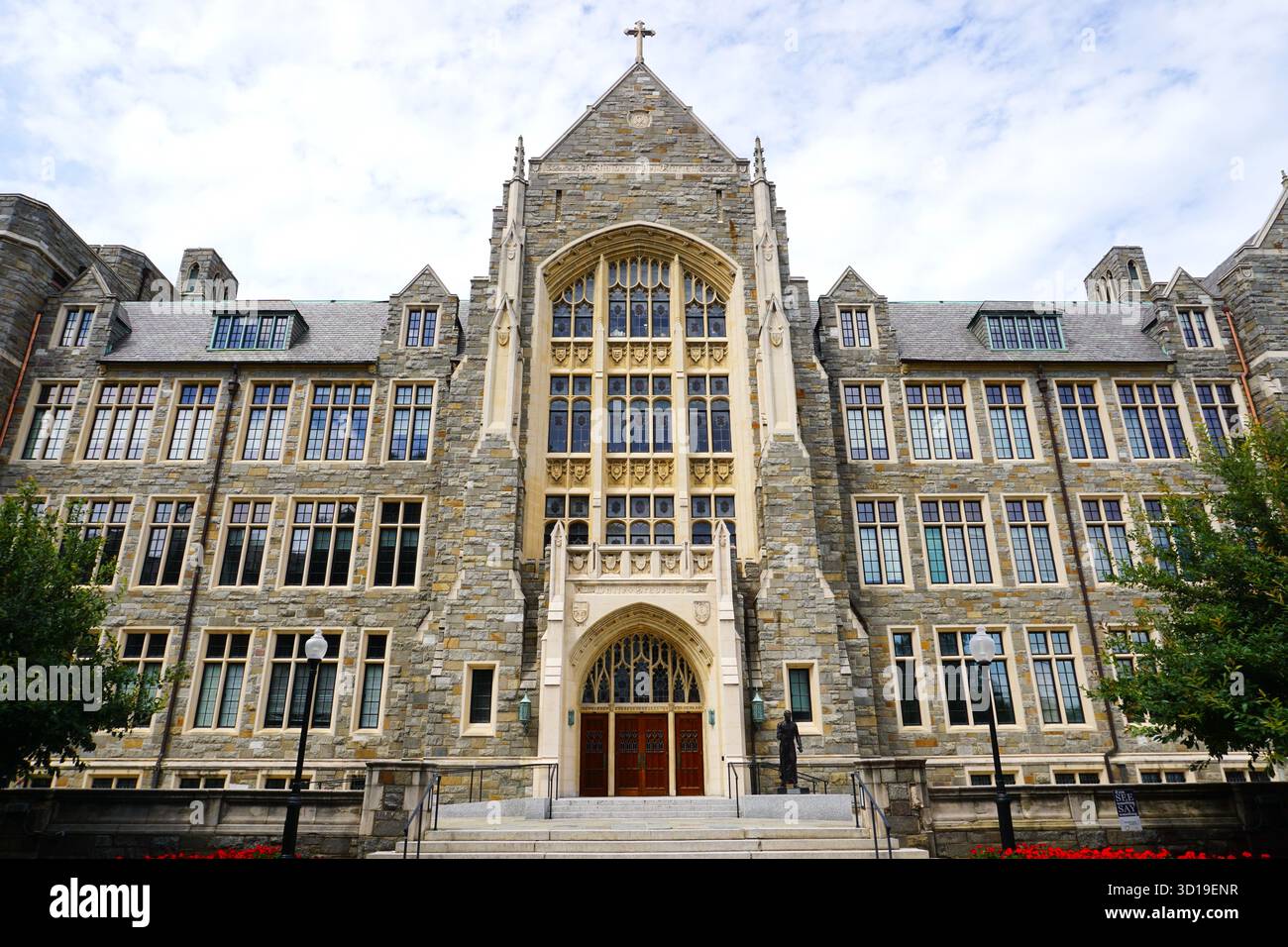 La facciata gotica dell'ingresso della White-Gravenor Hall, un edificio amministrativo del college nel campus della Georgetown University, Washington, DC. Foto Stock