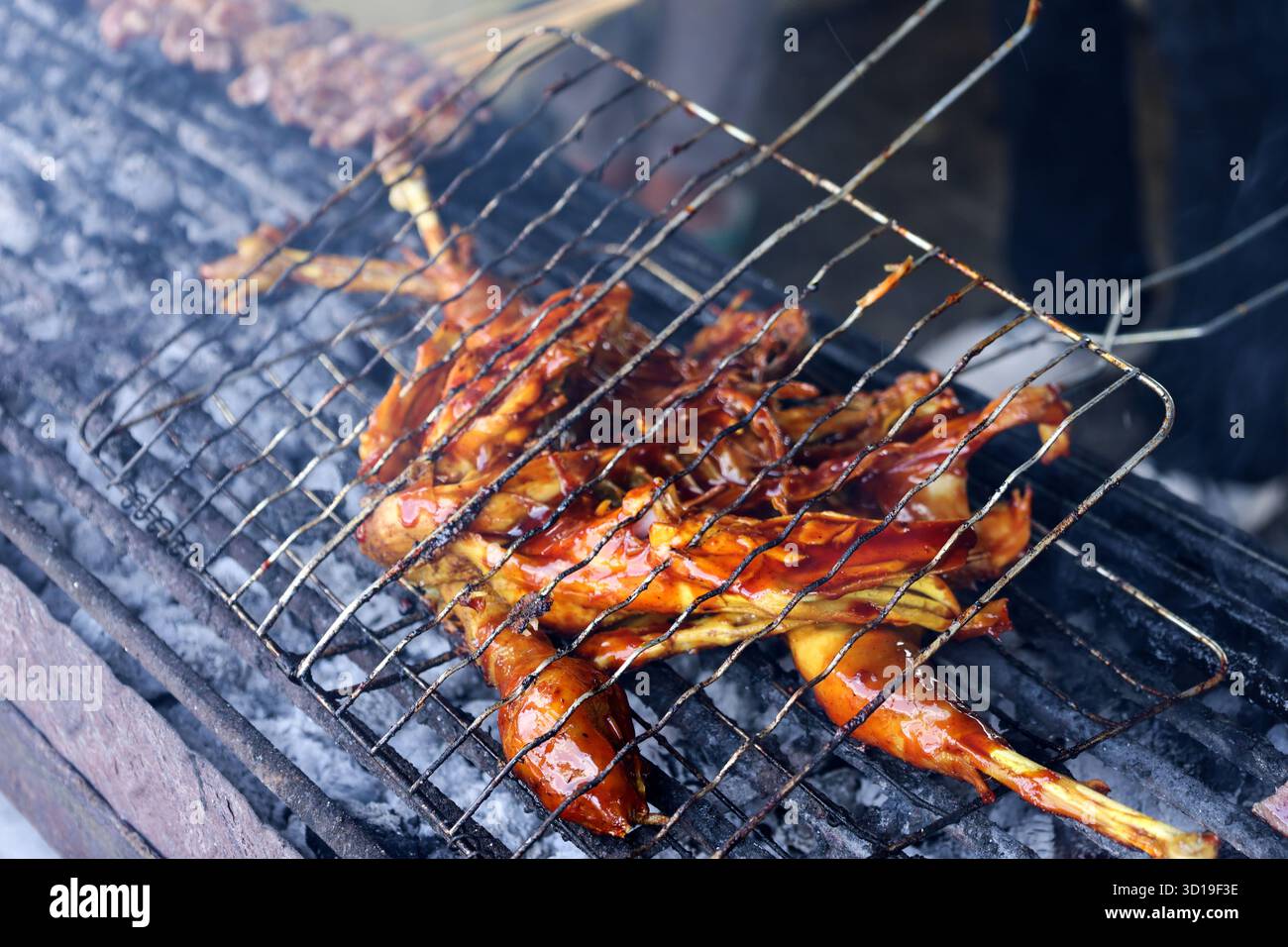 Primo piano per preparare il Bakar Ayam o il pollo arrosto con carbone Foto Stock