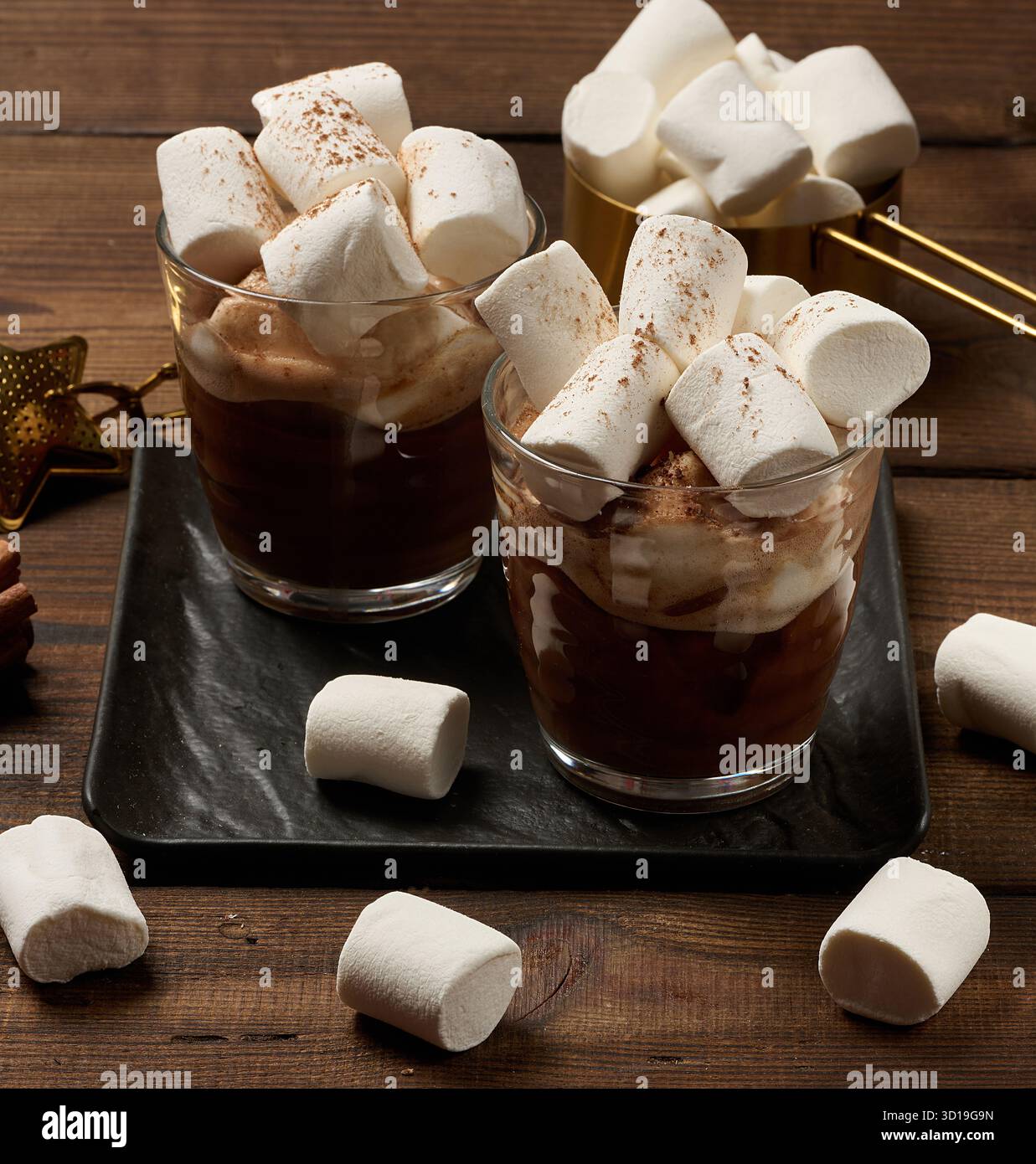 Due bicchieri di cioccolata calda con soffici marshmallow su una tavola di ardesia. Un primo piano della bevanda invernale. Foto Stock