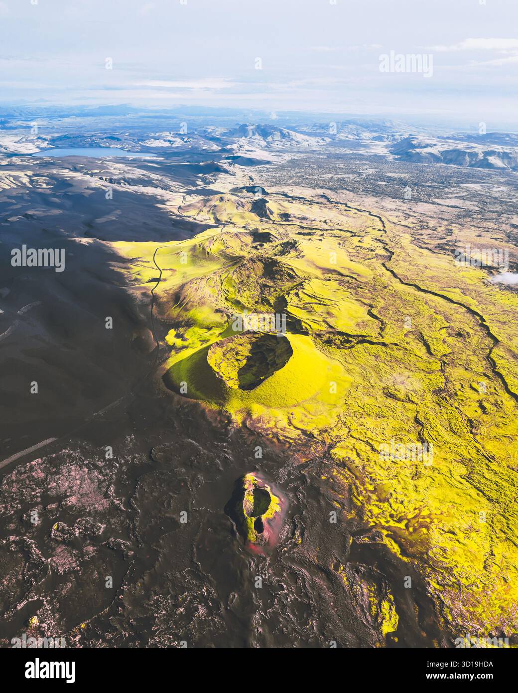 Vista aerea di un netto contrasto tra la terra vulcanica nera e il muschio verde vibrante che copre i crateri Lakagígar, Skaftárhreppur, Islanda. Foto Stock