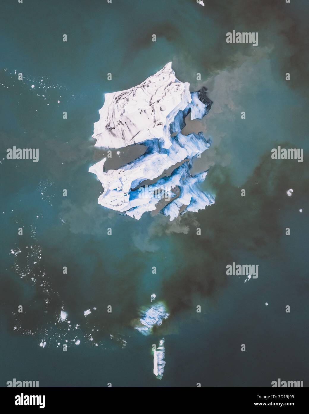 Vista aerea di un colossale iceberg frastagliato alla deriva nelle acque serene e buie vicino a Jökulsárlón, Sveitarfélagið Hornafjörður, Islanda. Foto Stock