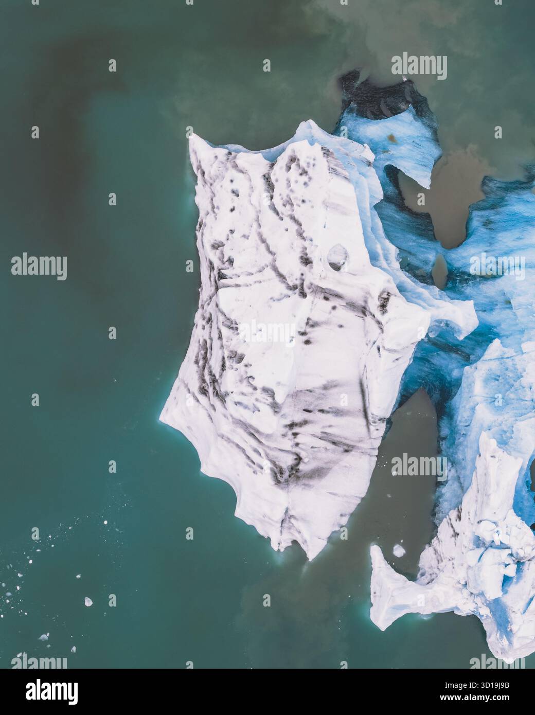 Veduta aerea degli iceberg che galleggiano nella laguna glaciale, le loro forme bianche forti contrastano con le acque scure, Jökulsárlón, Sveitarfélagið Hornafjörður, Islanda. Foto Stock