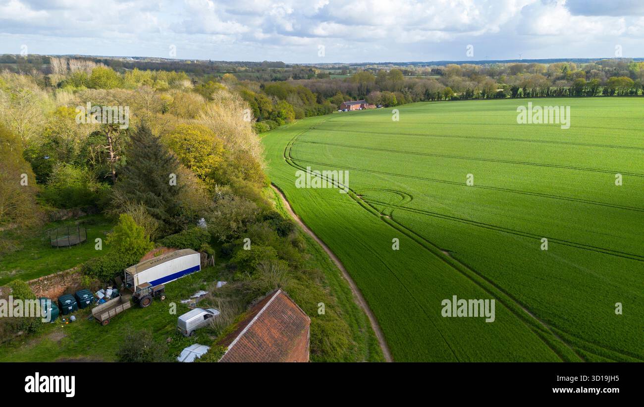 Vista aerea sulla verde campagna del Norfolk e sulla foresta vicino a Whitwell e Reepham, con edifici agricoli annidati tra gli alberi. Foto Stock