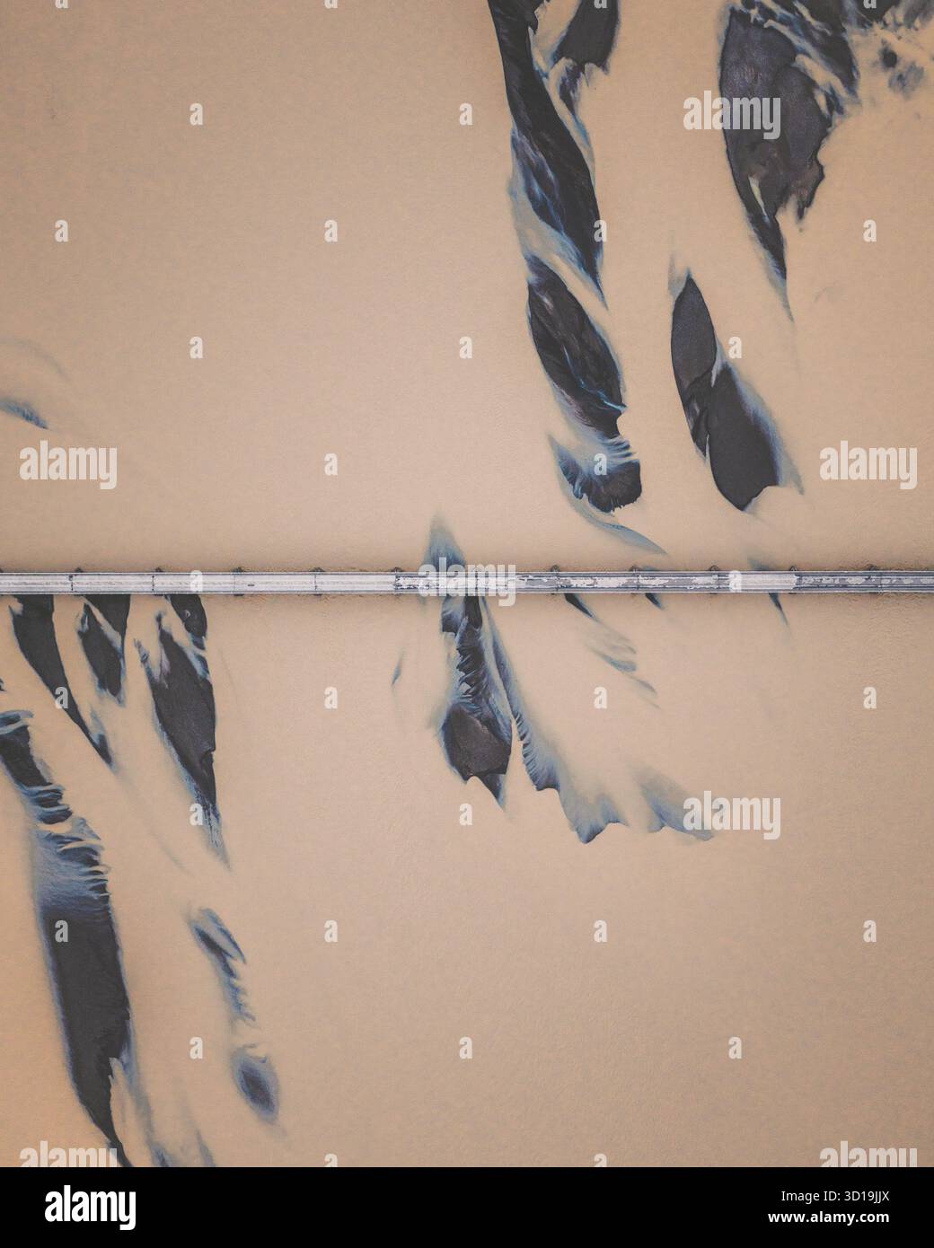 Vista aerea di un fiume intrecciato che crea sorprendenti motivi di sabbia chiara in contrasto con i canali di acqua scura, Sveitarfélagið Hornafjörður, Islanda. Foto Stock