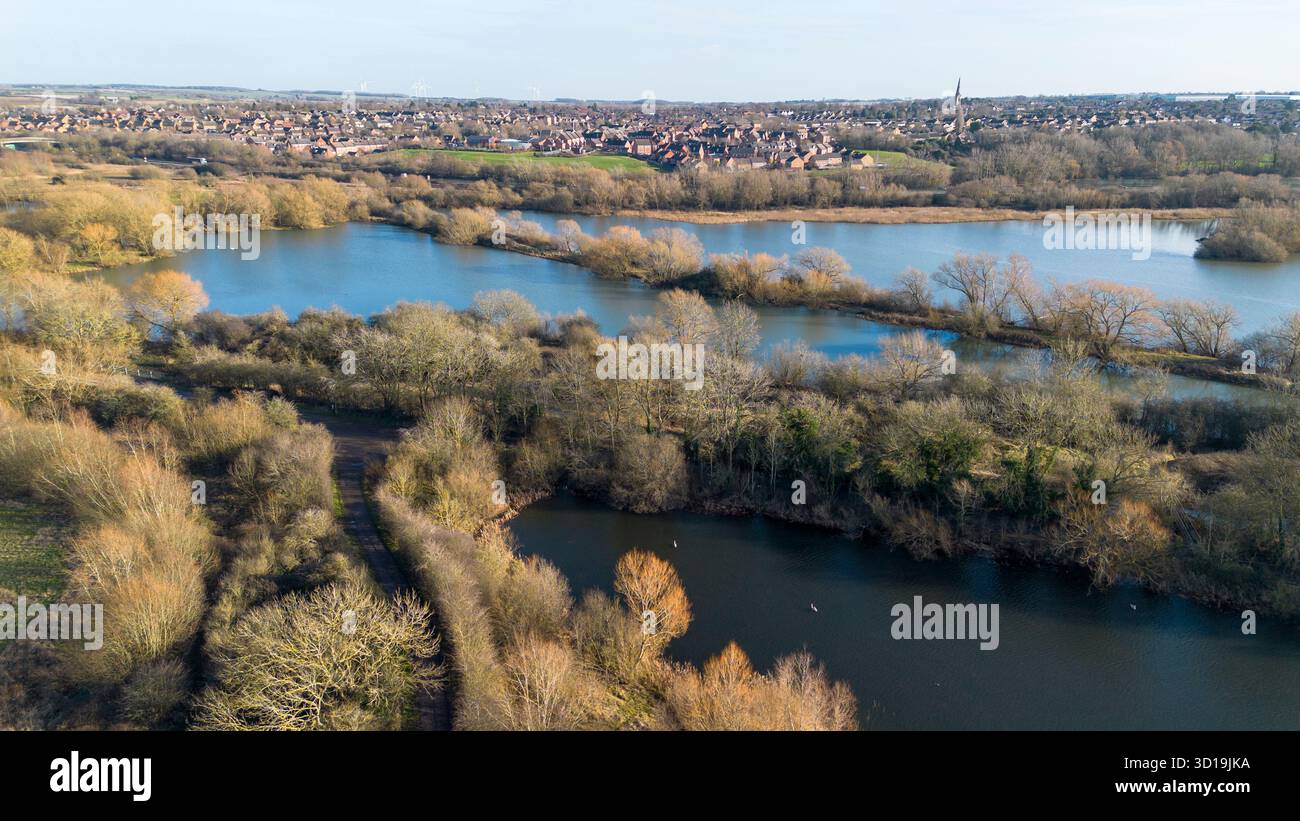 Vista aerea della riserva naturale dei laghi e dei prati di Irthlingborough nelle Nene Wetlands, Northamptonshire, Inghilterra. Foto Stock