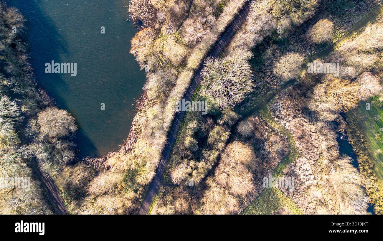 Vista aerea dall'alto verso il basso dei laghi e dei prati di Irthlingborough nelle Nene Wetlands, Northamptonshire, mostrando sentieri e vegetazione. Foto Stock
