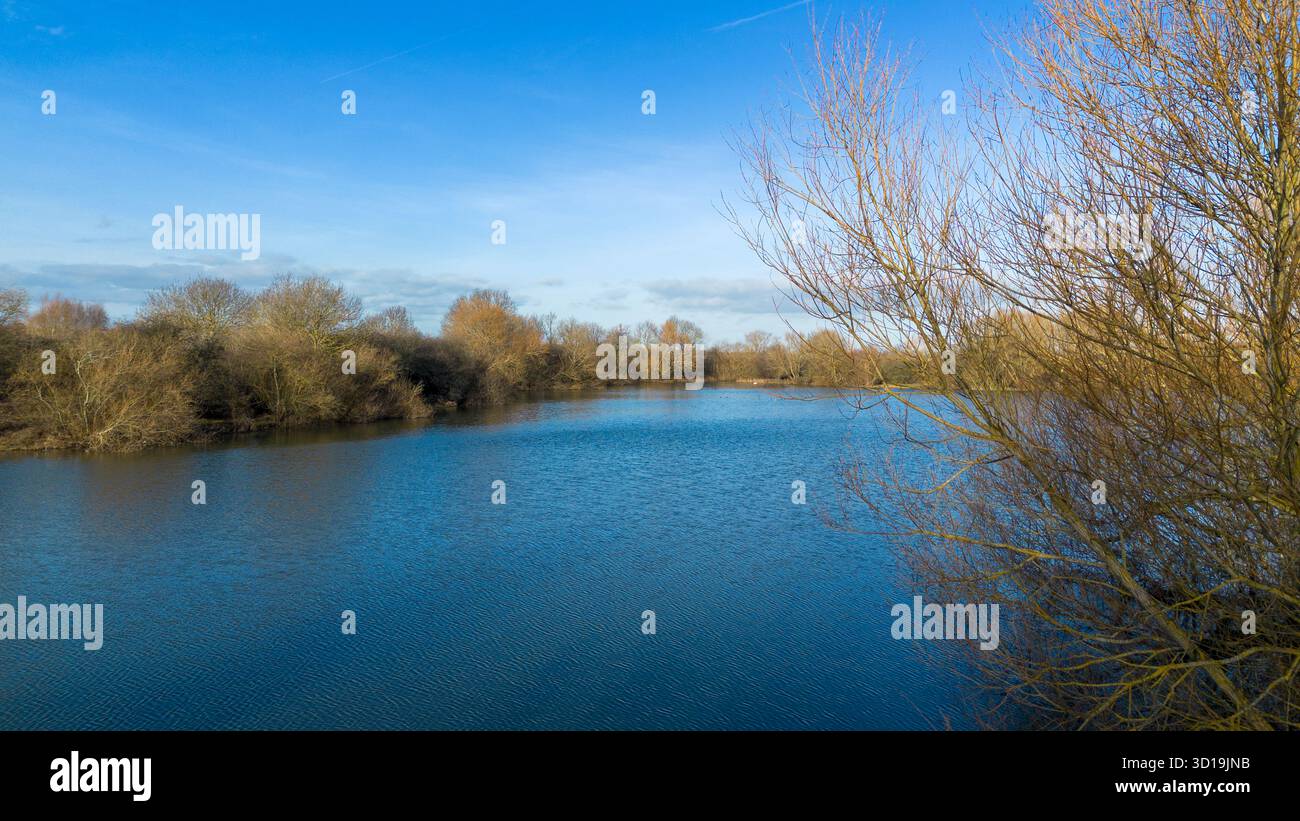 Foto aerea di laghi e prati umidi a Irthlingborough Lakes and Meadows, parte delle Nene Wetlands, Northamptonshire. Foto Stock