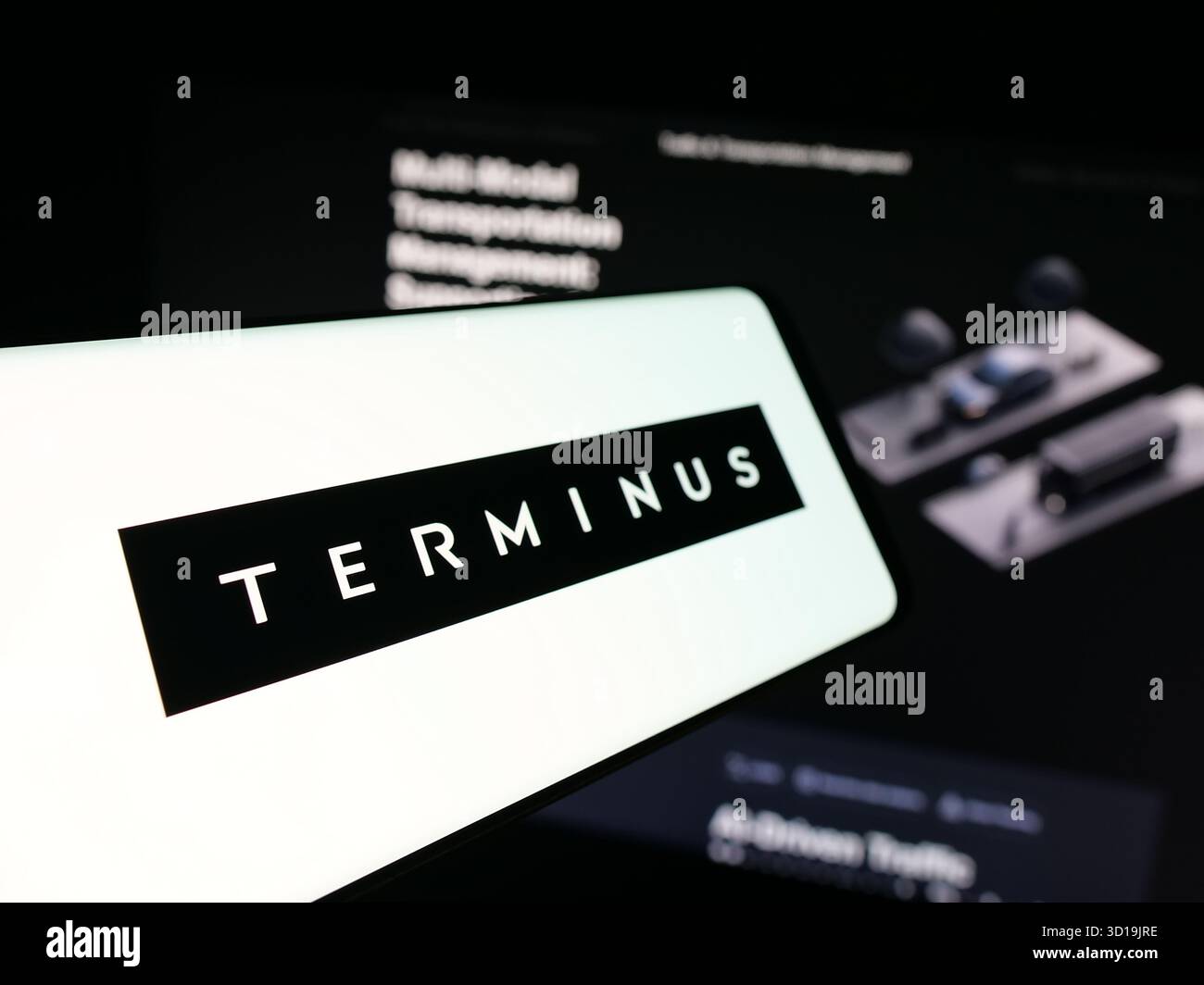 Stoccarda, Germania - 24-10-2025: Smartphone con logo della società di data mining Terminus Technologies sullo schermo davanti al sito web. Foto Stock