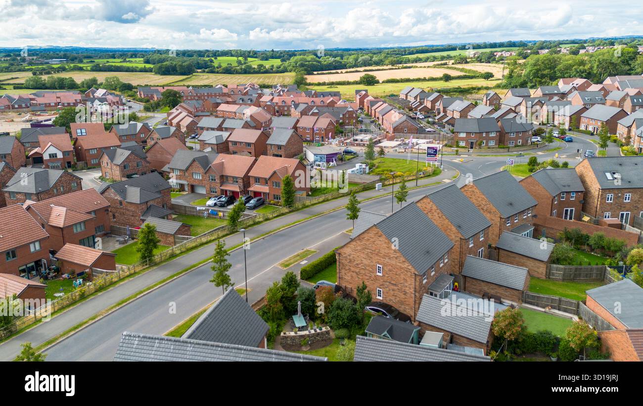 Veduta aerea del villaggio di Cotchett che ospita lo sviluppo di case a Mickleover, Derby, con nuove case e terreni agricoli circostanti. Foto Stock