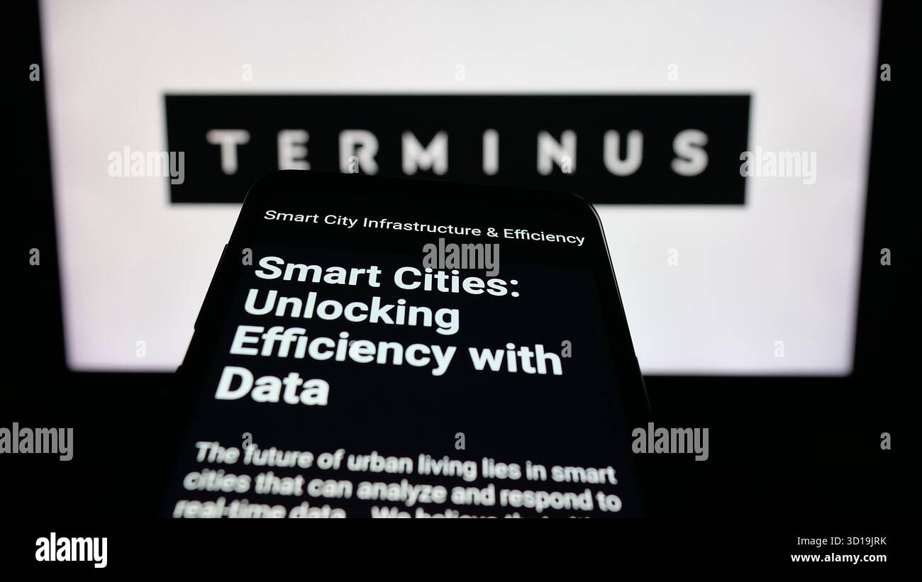Stoccarda, Germania - 24-10-2025: Telefono cellulare con sito web della società di data mining Terminus Technologies sullo schermo davanti al logo. Foto Stock