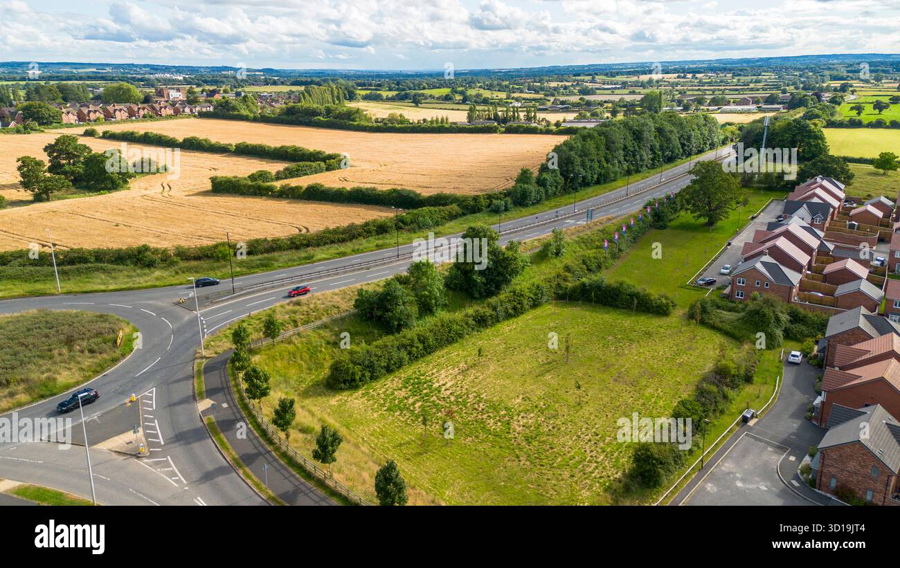 Foto aerea con drone di campagna e strade accanto a Cotchett Village, Mickleover, ai margini di Derby. Foto Stock