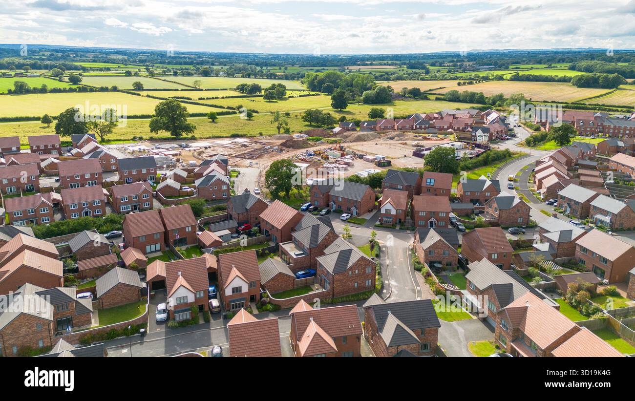 Vista aerea del villaggio di Cotchett, Mickleover, Derby, mostrando nuove case e la costruzione di abitazioni in corso nel South Derbyshire. Foto Stock