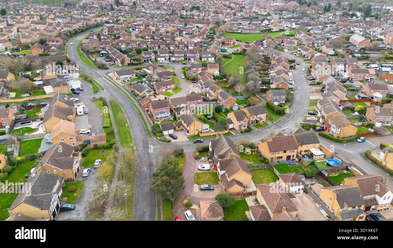 Vista aerea con droni delle strade e delle case suburbane nel sud di Rushden, Northamptonshire, Inghilterra. Foto Stock