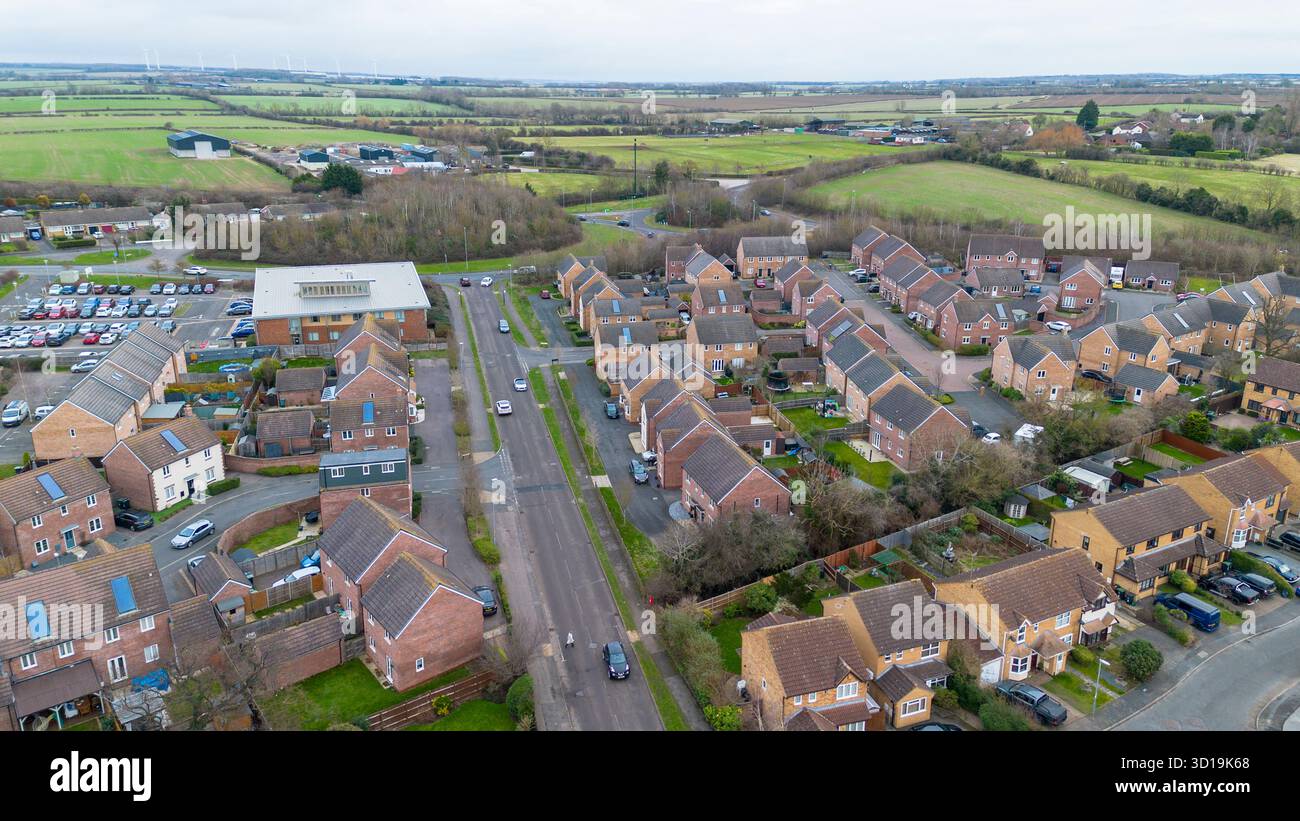 Vista aerea che mostra le proprietà residenziali e i terreni agricoli aperti sul margine meridionale di Rushden, Northamptonshire, Inghilterra. Foto Stock
