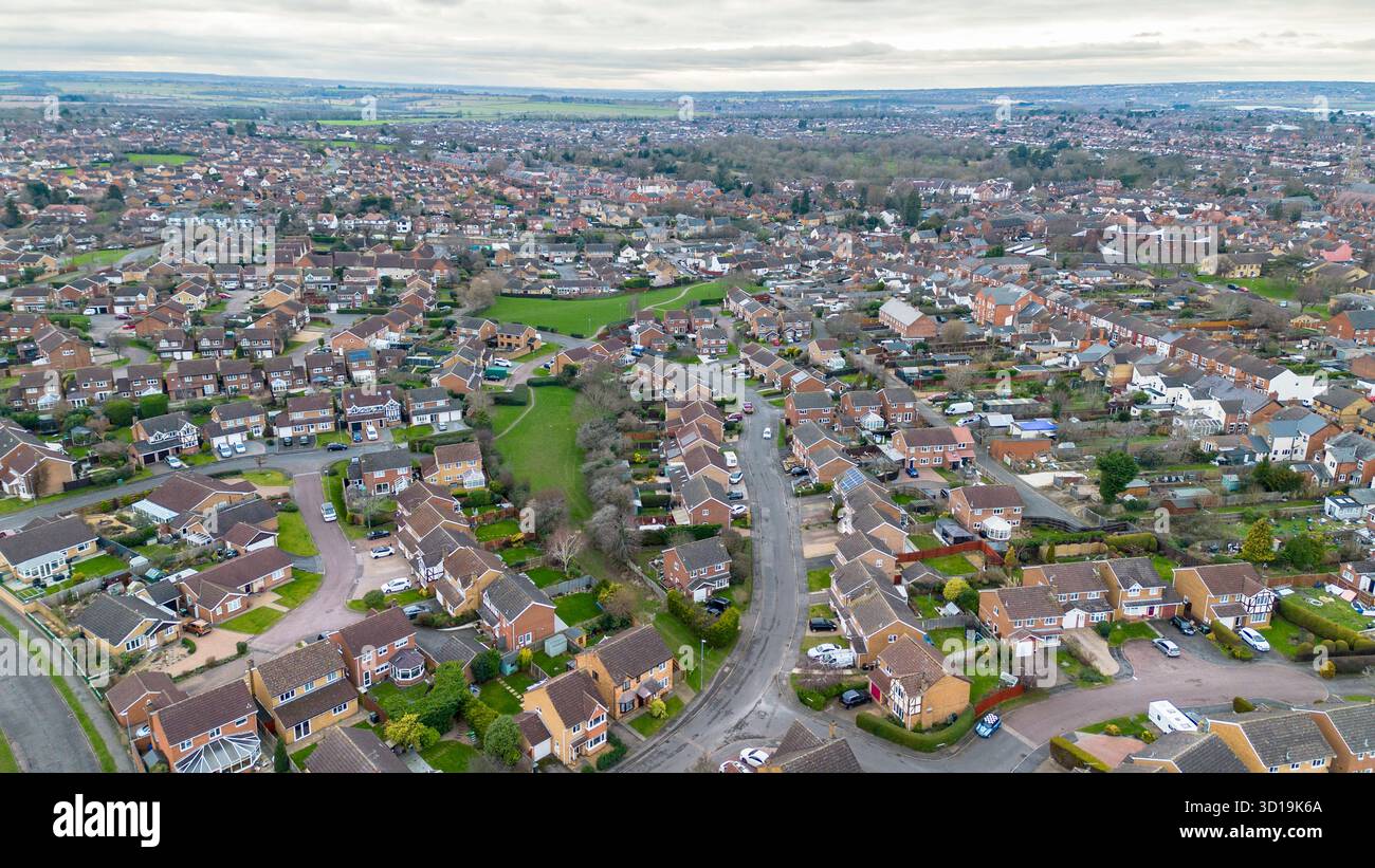 Fotografia drone di un complesso residenziale a Rushden, Northamptonshire, con ampio sviluppo suburbano. Foto Stock