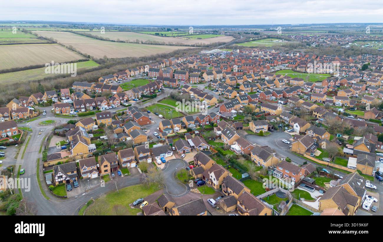 Immagine aerea di case di famiglia e strade tortuose nel sud di Rushden, Northamptonshire, Inghilterra. Foto Stock