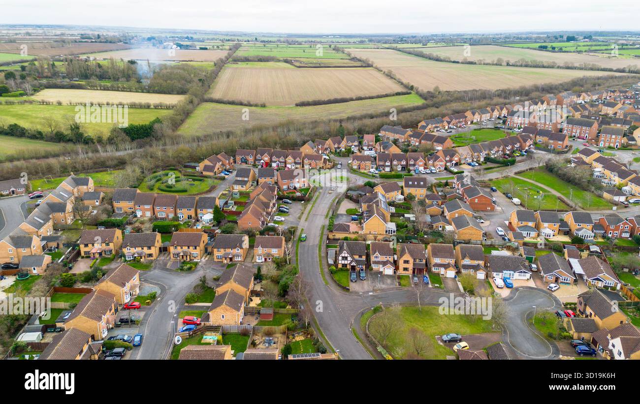 Vista aerea di un moderno quartiere residenziale e della campagna circostante a Rushden, Northamptonshire. Foto Stock