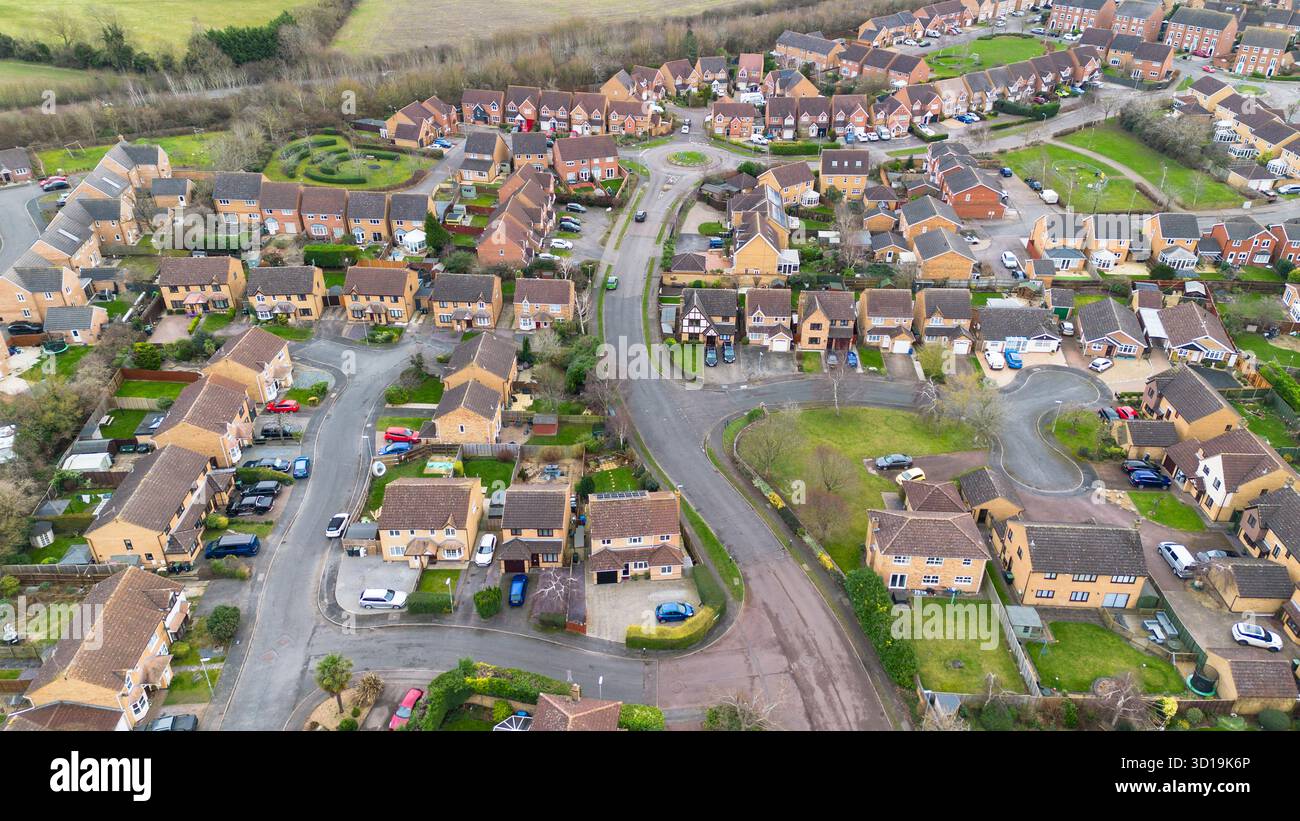 Fotografia di un drone che mostra una tenuta abitativa delimitata da terreni agricoli e campagna aperta a Rushden, Northamptonshire. Foto Stock