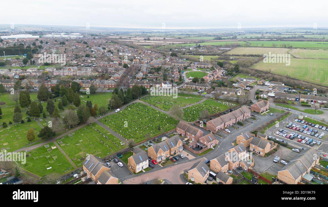 Fotografia aerea dei droni dei sobborghi residenziali meridionali di Rushden, Northamptonshire, Inghilterra. Foto Stock