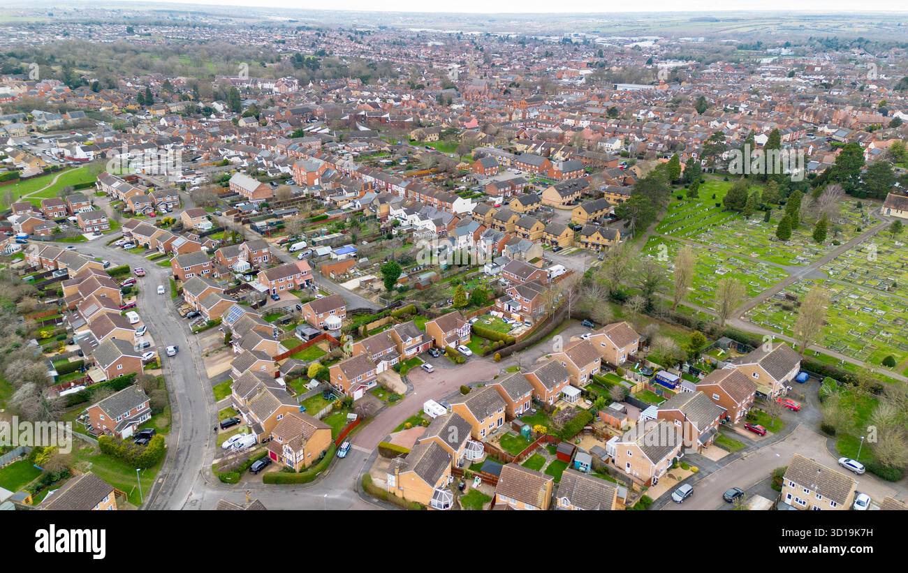 Vista aerea che mostra le case e il cimitero di Rushden con i terreni agricoli circostanti nel Northamptonshire, Inghilterra. Foto Stock
