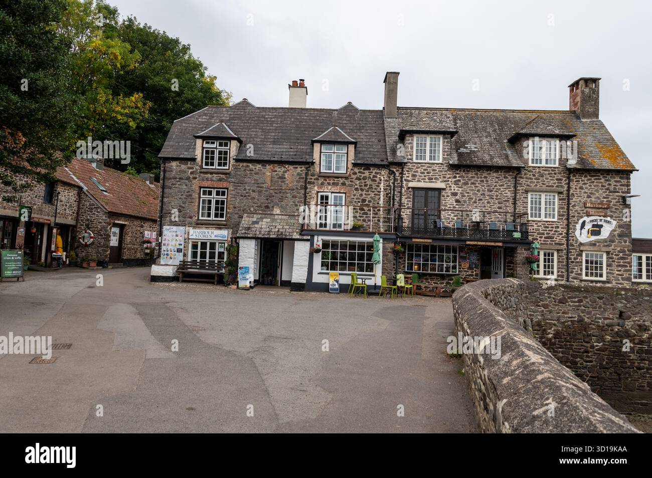 Il negozio del villaggio e uno dei pochi caffè e l'ufficio del padrone di porto di fronte alle facciate del porto presso il porto mareale di Porlock Weir, un piccolo edificio Foto Stock