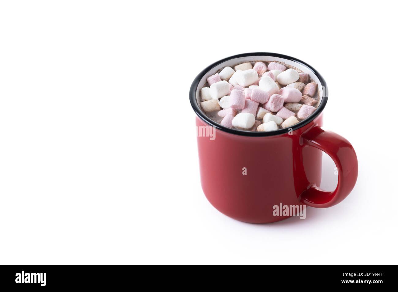 Bevanda al cioccolato caldo con marshmallow in tazza rossa isolata su una superficie bianca Foto Stock