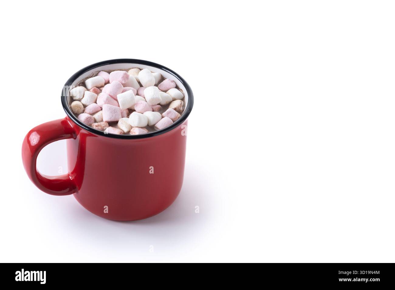 Bevanda al cioccolato caldo con marshmallow in tazza rossa isolata su una superficie bianca Foto Stock