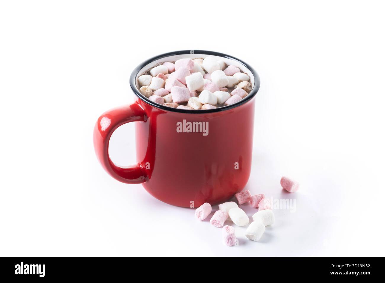 Bevanda al cioccolato caldo con marshmallow in tazza rossa isolata su una superficie bianca Foto Stock