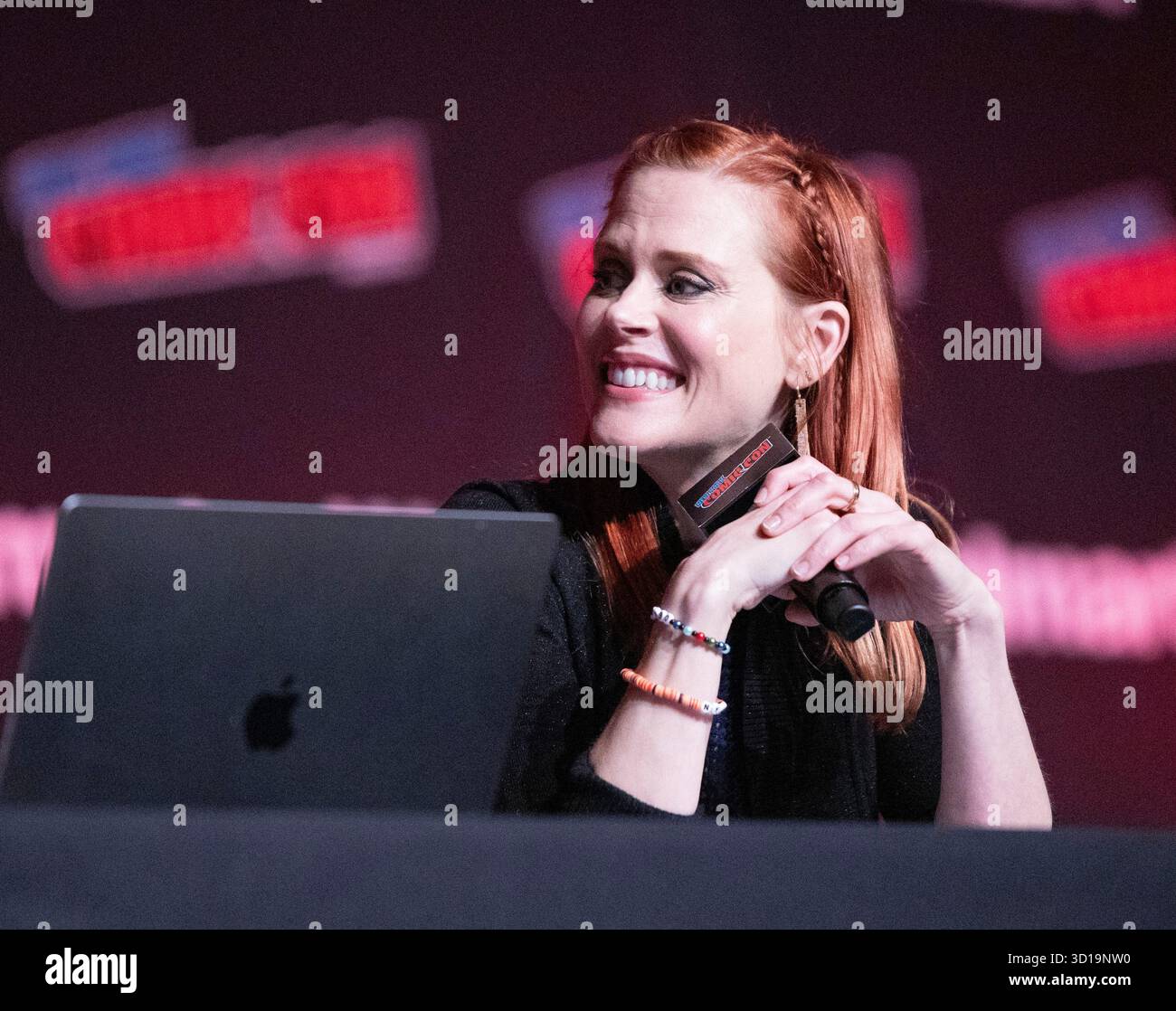 New York, NY. 12 ottobre 2025. L'attrice Janet Varney, The Legend of Korra, ha moderato il panel per il ventesimo anniversario di Avatar al NYCC 2025. @ Veronica Bruno / Ala Foto Stock