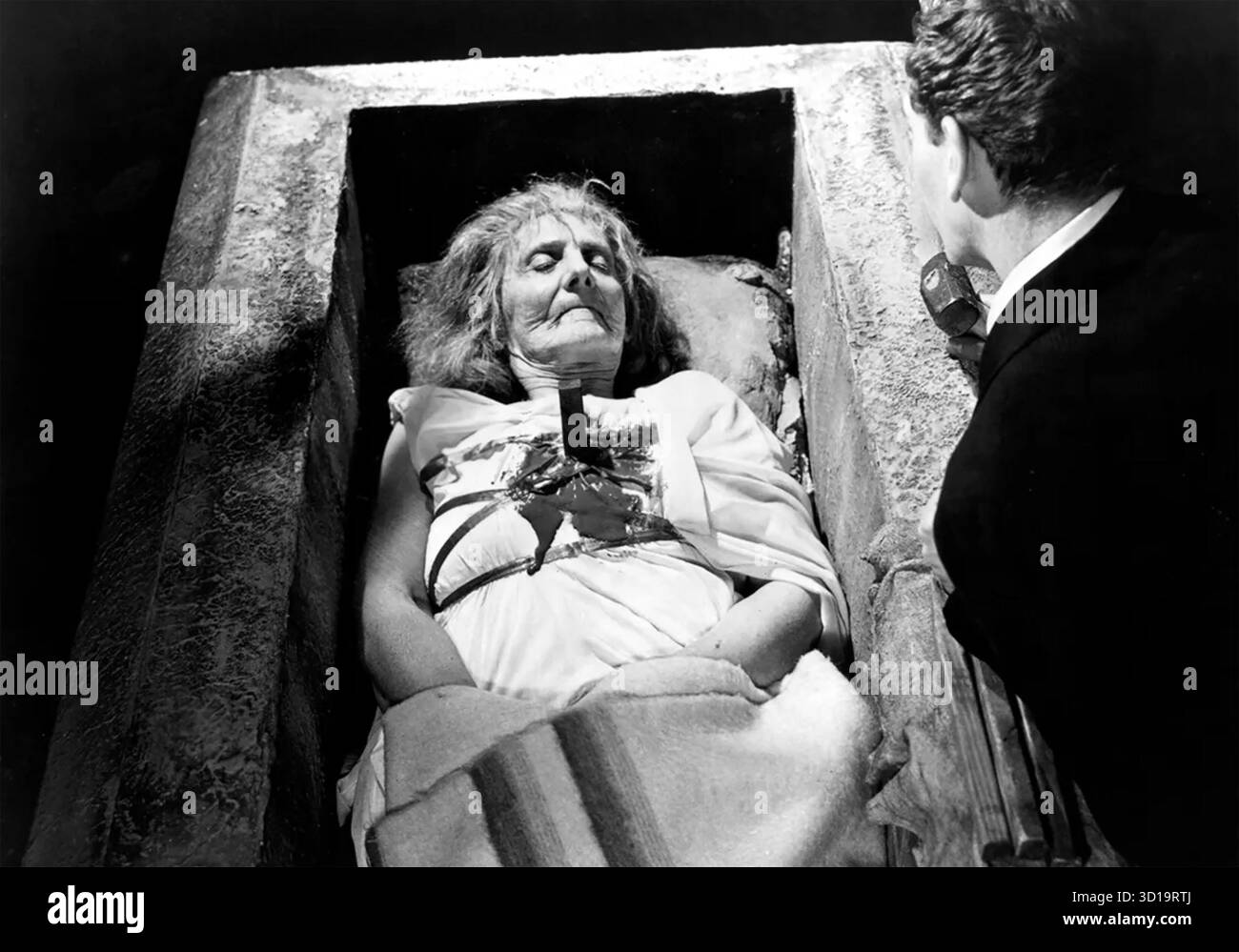 DRACULA alias Horror of Dracula per la sua uscita americana, un film Universal-International del 1958 con John Van Eyssen sdraiato in una bara nel ruolo di Jonathan Harker dopo essere stato pugnalato come un omicidio misericordioso dal Dr. Van Helsing interpretato da Peter Cushing Foto Stock