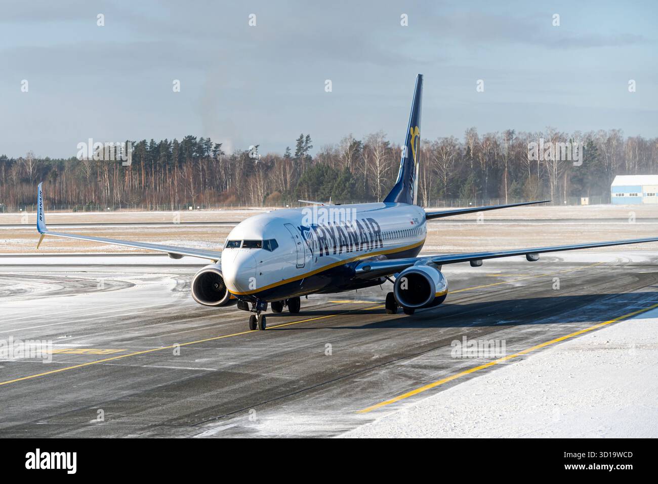 Riga, Lettonia - 15 febbraio 2025: Ryanair atterra all'aeroporto internazionale di riga durante le condizioni meteorologiche invernali Foto Stock