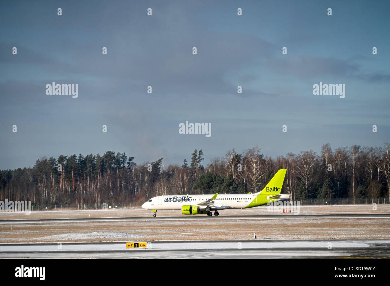 Riga, Lettonia - 15 febbraio 2025: L'Airbus A220-300 decolla dall'aeroporto internazionale di riga durante l'inverno Foto Stock