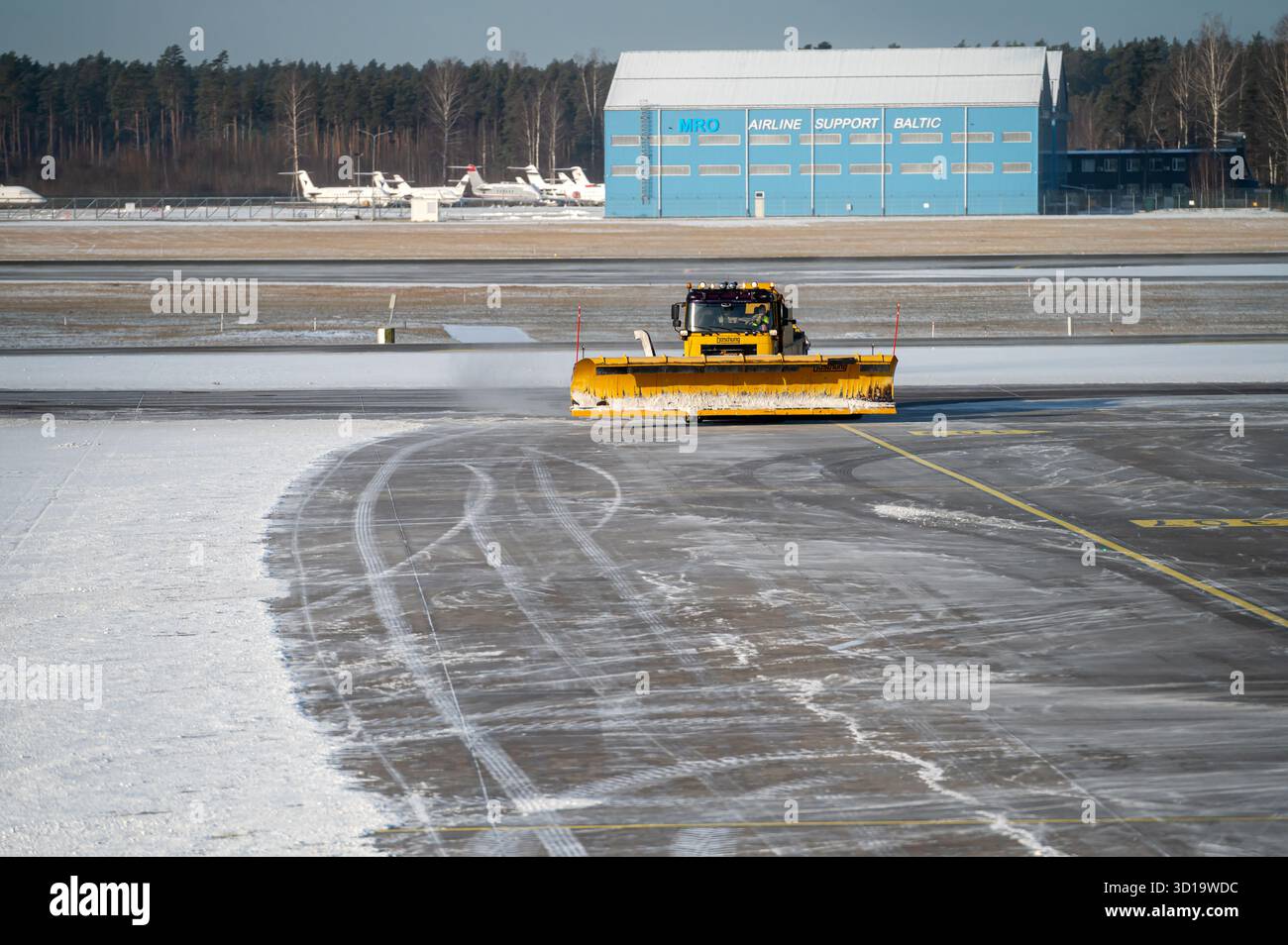 Riga, Lettonia - 15 febbraio 2025: Operazione di rimozione della neve presso l'aeroporto di riga con un veicolo specializzato durante l'inverno Foto Stock