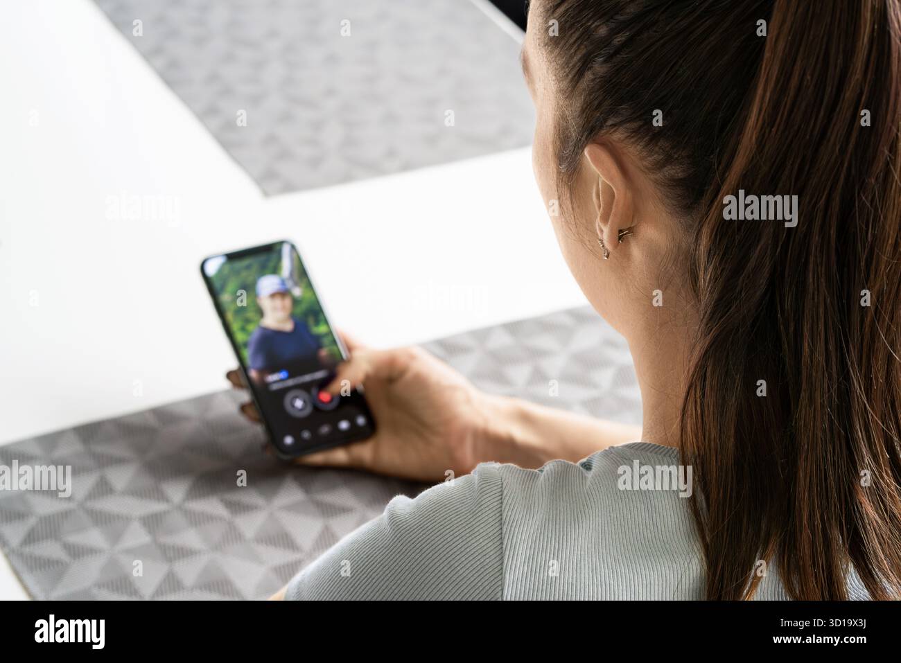Date app per romanticismo online. Donna e uomo. Amore truffa. Scorrere i singoli sul sito di relazione nel telefono. Imbrogliare, ingannare o infedeltà. Concetto di coppia. Foto Stock