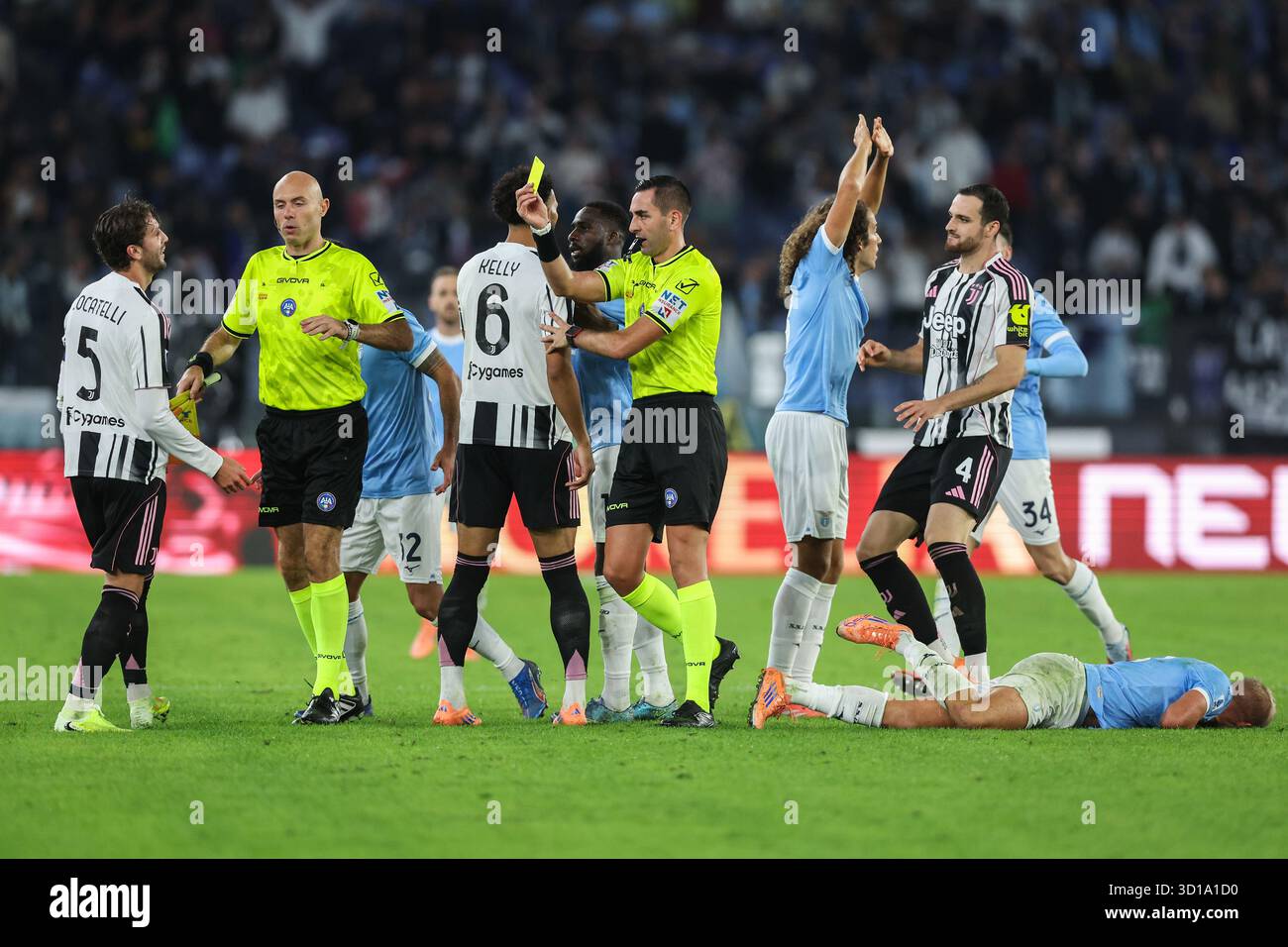 Roma, Italia. 26 ottobre 2025. L'arbitro Andrea Colombo mostra un cartellino giallo a Matias Vecino della Lazio durante la partita di calcio 8 di serie A Enilive 2025-2026, tra SS Lazio e FC Juventus Torino allo Stadio Olimpico. Punteggi finali: Lazio 1-0 Juventus. Credito: SOPA Images Limited/Alamy Live News Foto Stock