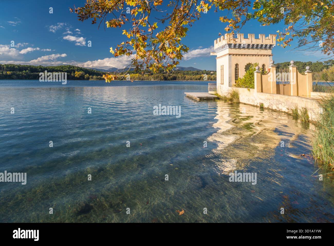 INGRESSO PRINCIPALE PESQUERA LA CARPA D’OR BOATHOUSE LAGO DI BANYOLES PLA DE L’ESTANY PROVINCIA DI GIRONA CATALOGNA SPAGNA Foto Stock