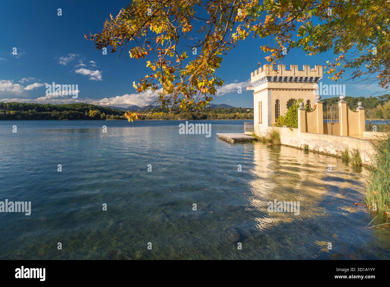 INGRESSO PRINCIPALE PESQUERA LA CARPA D’OR BOATHOUSE LAGO DI BANYOLES PLA DE L’ESTANY PROVINCIA DI GIRONA CATALOGNA SPAGNA Foto Stock