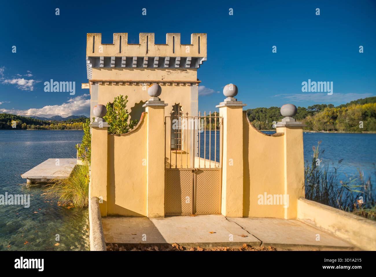 INGRESSO PRINCIPALE PESQUERA LA CARPA D’OR BOATHOUSE LAGO DI BANYOLES PLA DE L’ESTANY PROVINCIA DI GIRONA CATALOGNA SPAGNA Foto Stock