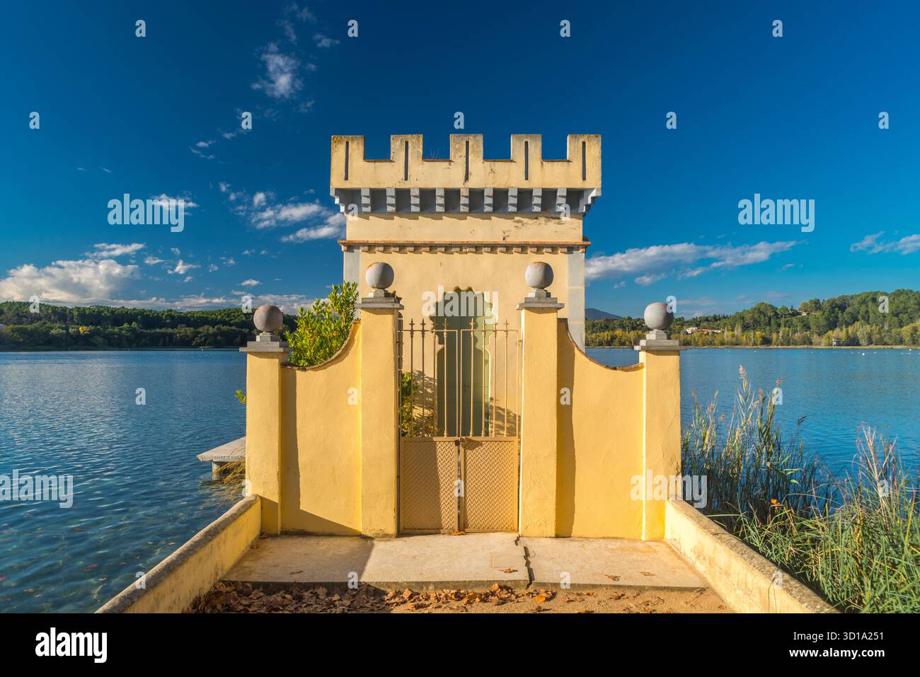 INGRESSO PRINCIPALE PESQUERA LA CARPA D’OR BOATHOUSE LAGO DI BANYOLES PLA DE L’ESTANY PROVINCIA DI GIRONA CATALOGNA SPAGNA Foto Stock