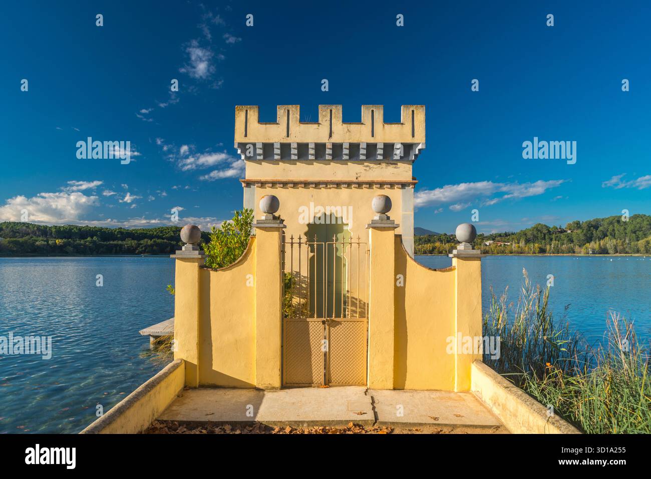 INGRESSO PRINCIPALE PESQUERA LA CARPA D’OR BOATHOUSE LAGO DI BANYOLES PLA DE L’ESTANY PROVINCIA DI GIRONA CATALOGNA SPAGNA Foto Stock