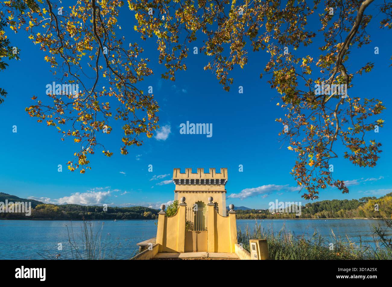 INGRESSO PRINCIPALE PESQUERA LA CARPA D’OR BOATHOUSE LAGO DI BANYOLES PLA DE L’ESTANY PROVINCIA DI GIRONA CATALOGNA SPAGNA Foto Stock