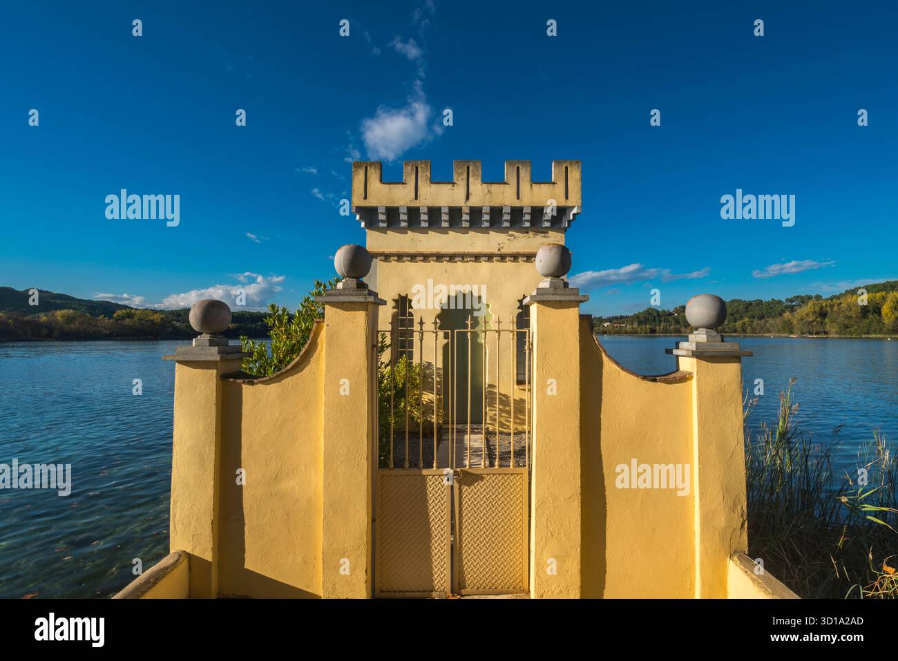 INGRESSO PRINCIPALE PESQUERA LA CARPA D’OR BOATHOUSE LAGO DI BANYOLES PLA DE L’ESTANY PROVINCIA DI GIRONA CATALOGNA SPAGNA Foto Stock