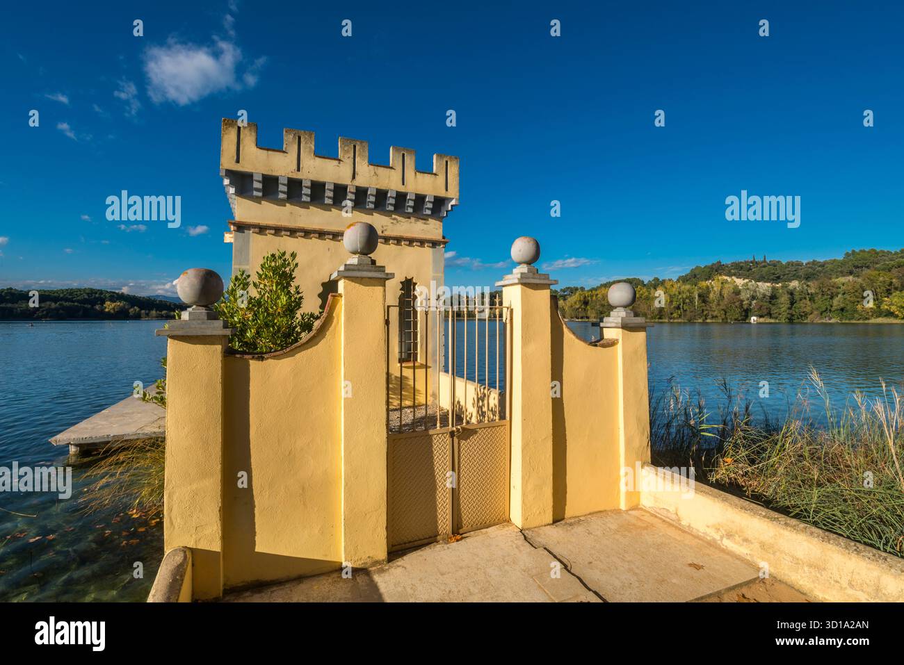 INGRESSO PRINCIPALE PESQUERA LA CARPA D’OR BOATHOUSE LAGO DI BANYOLES PLA DE L’ESTANY PROVINCIA DI GIRONA CATALOGNA SPAGNA Foto Stock