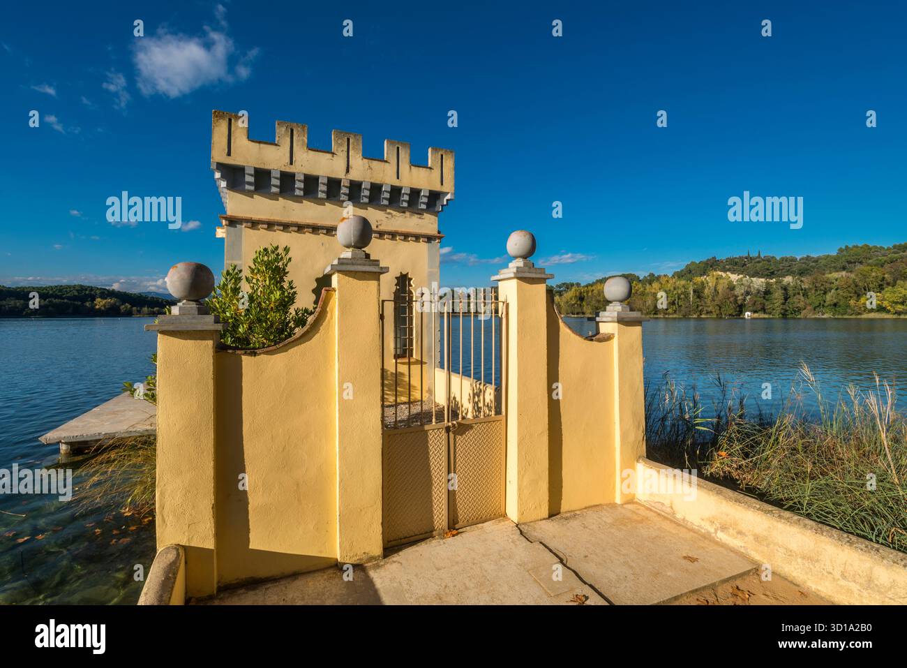 INGRESSO PRINCIPALE PESQUERA LA CARPA D’OR BOATHOUSE LAGO DI BANYOLES PLA DE L’ESTANY PROVINCIA DI GIRONA CATALOGNA SPAGNA Foto Stock