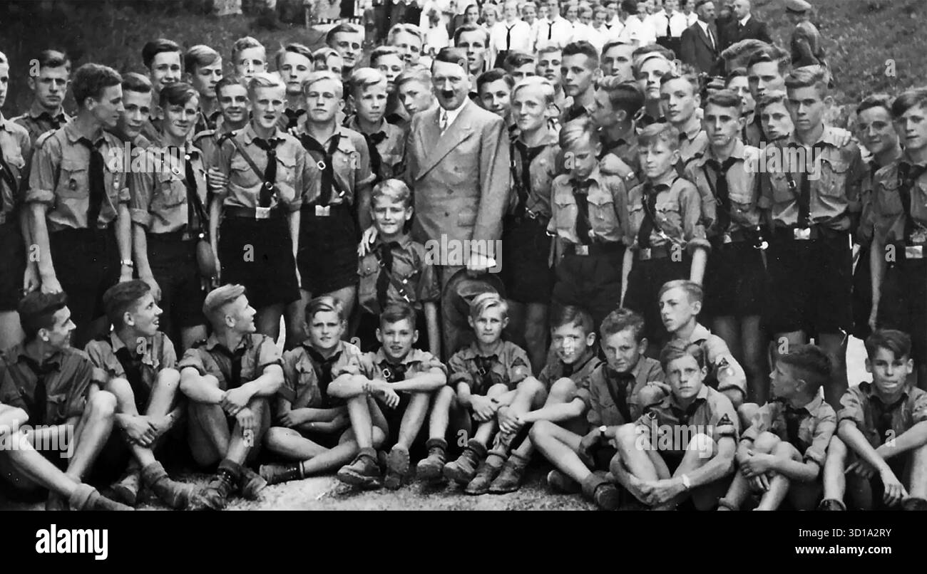 ADOLF HITLER con membri della Gioventù hitleriana a Obersalzberg nel maggio 1938 Foto Stock